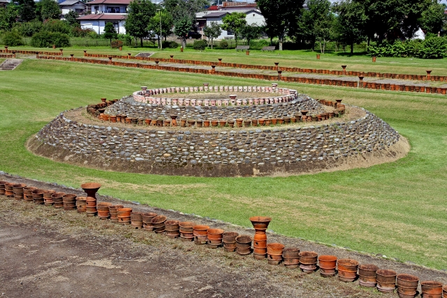 the type and shape of the tumulus